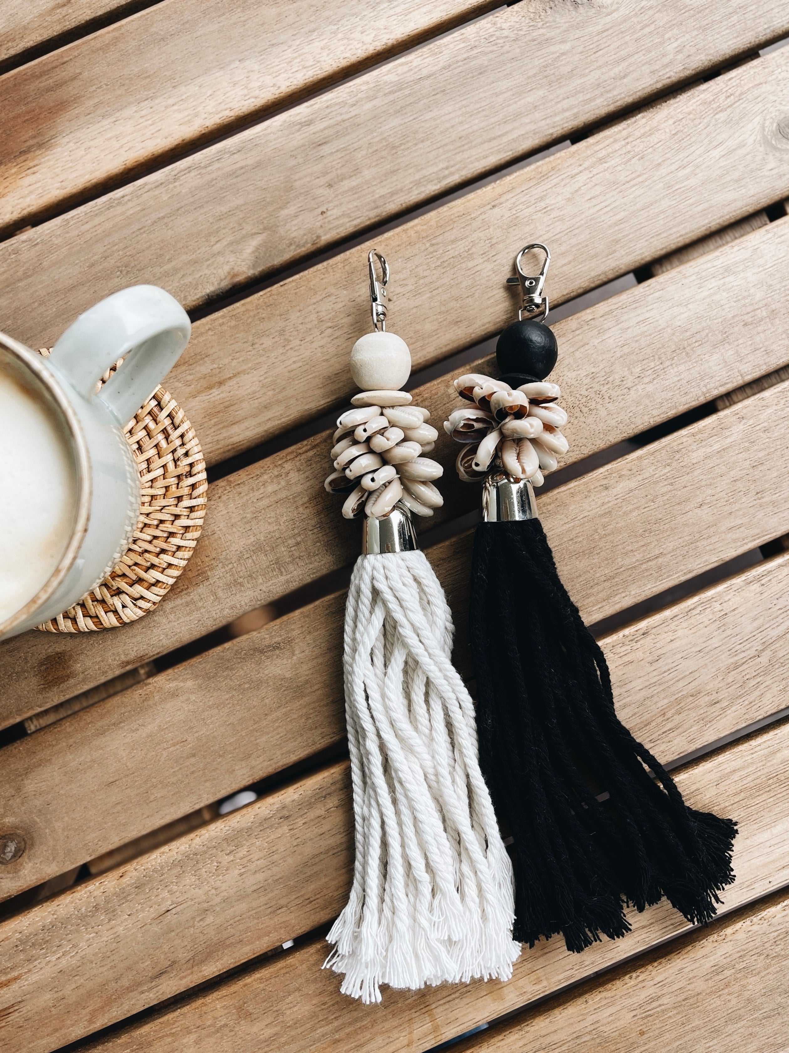 Porta-chaves Conchas Alor Cowrie Preto