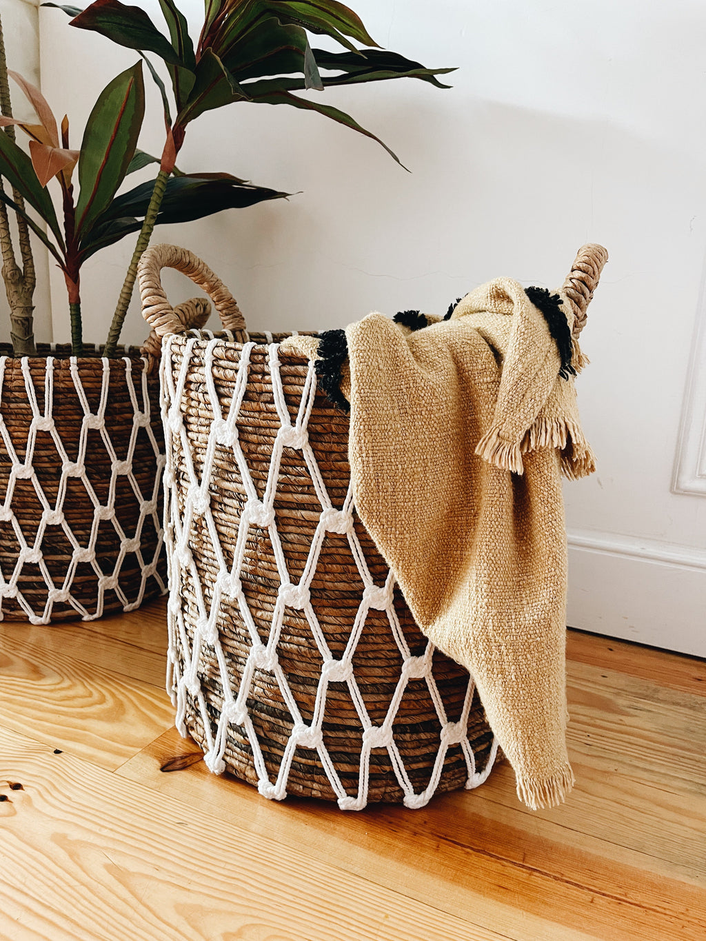Cabalaki Basket White Pattern