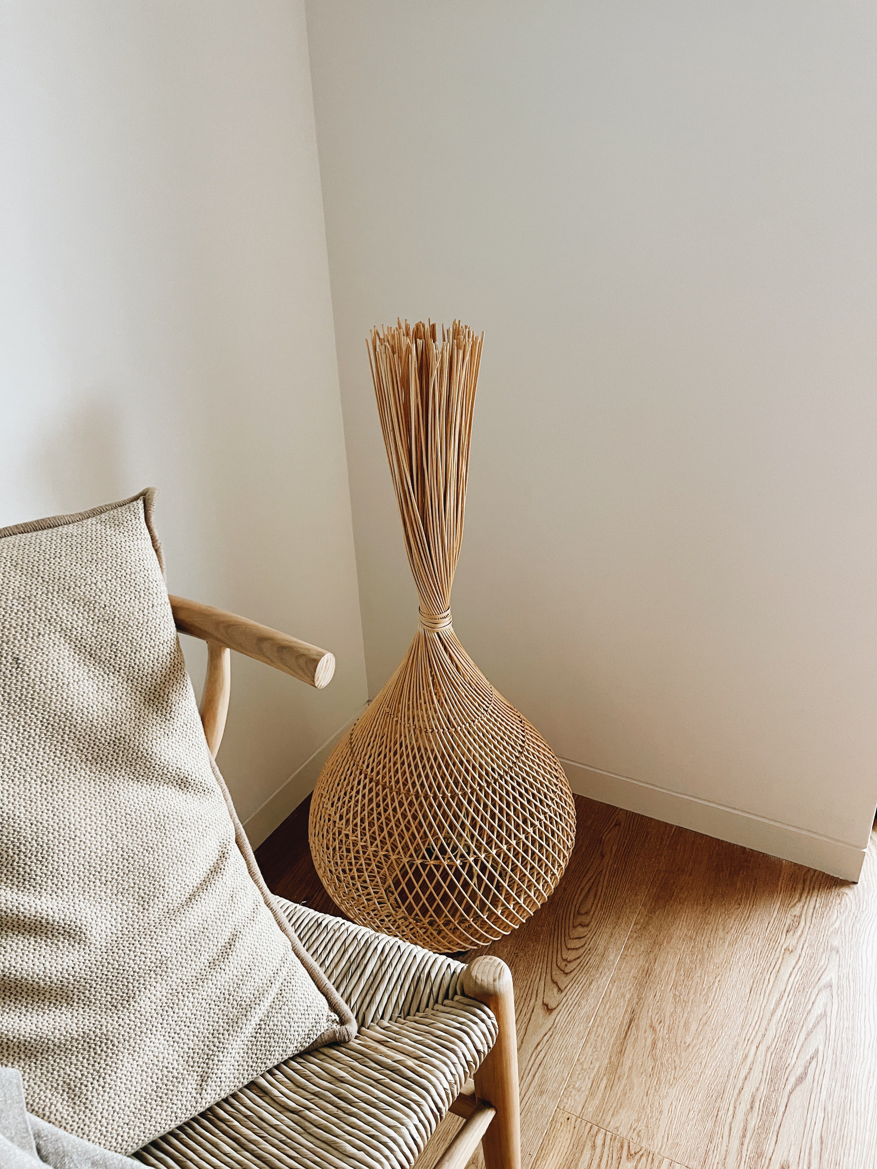 Candeeiro de pé em Rattan Maubara