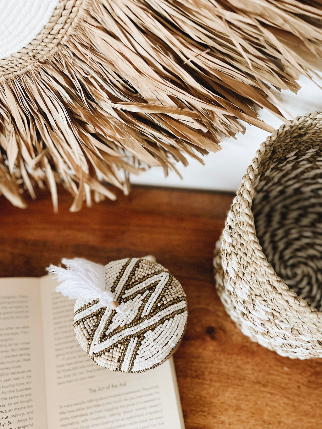 Melasti Round Bead Box with pompom - White and Gold