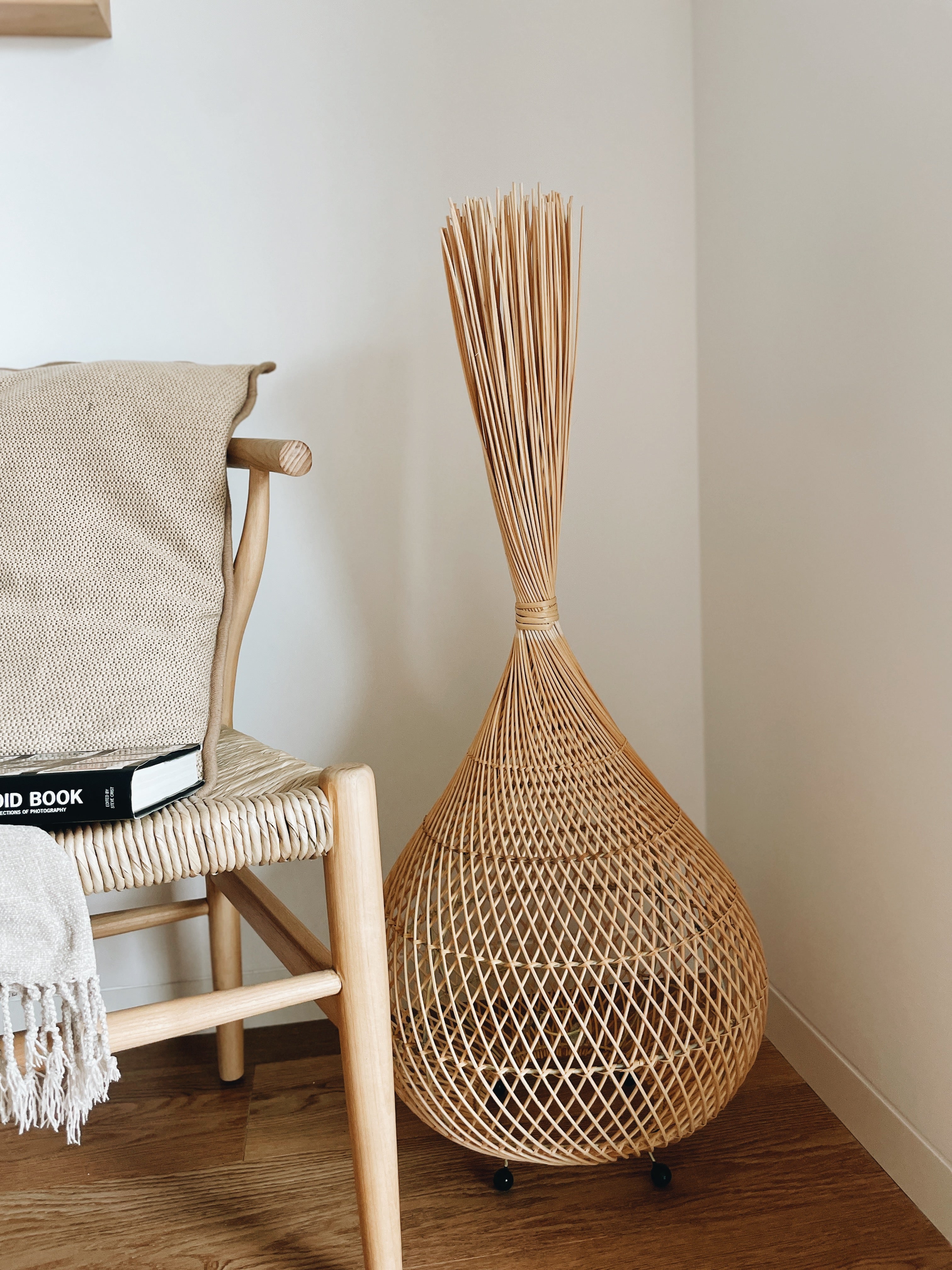 Candeeiro de pé em Rattan Maubara