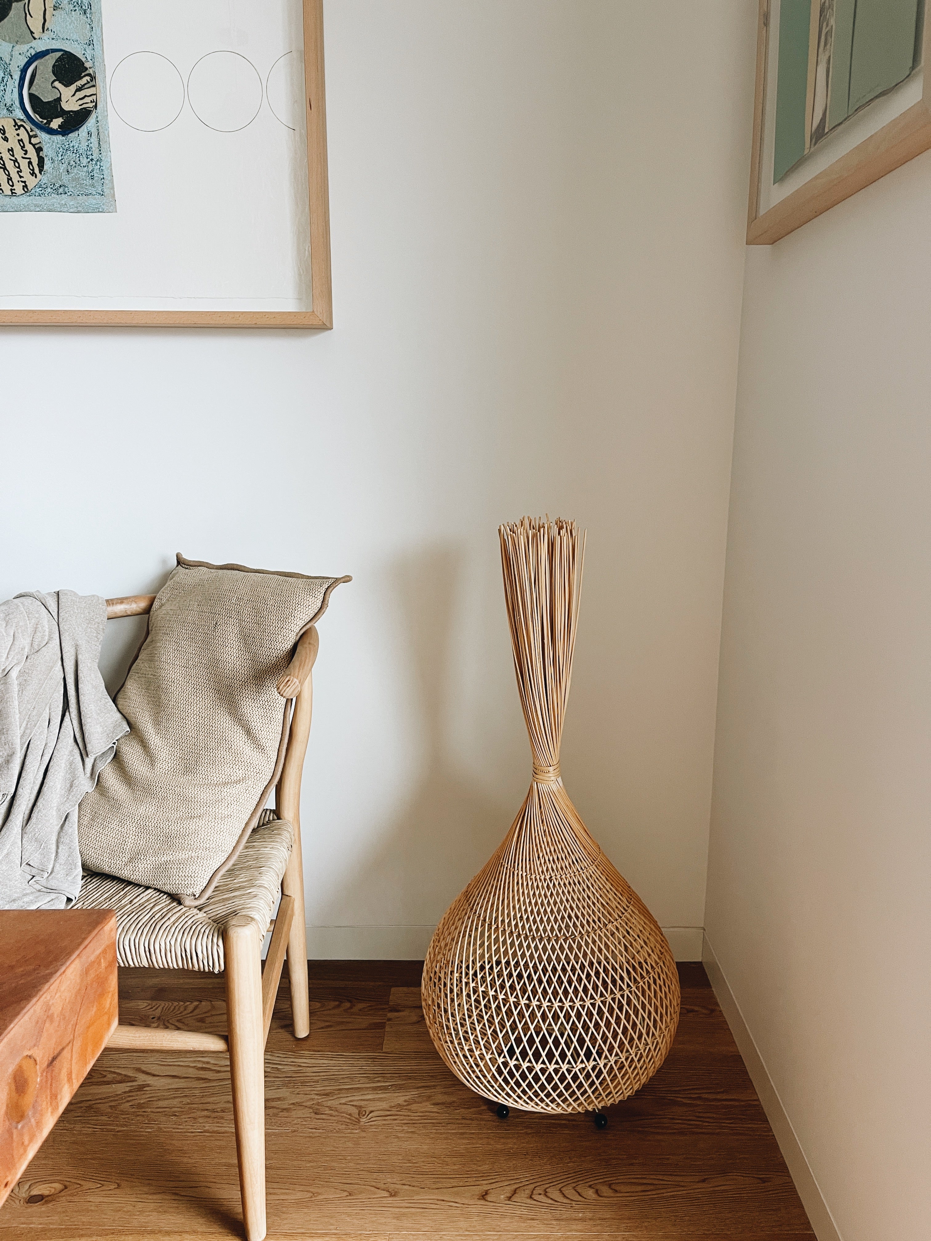 Candeeiro de pé em Rattan Maubara