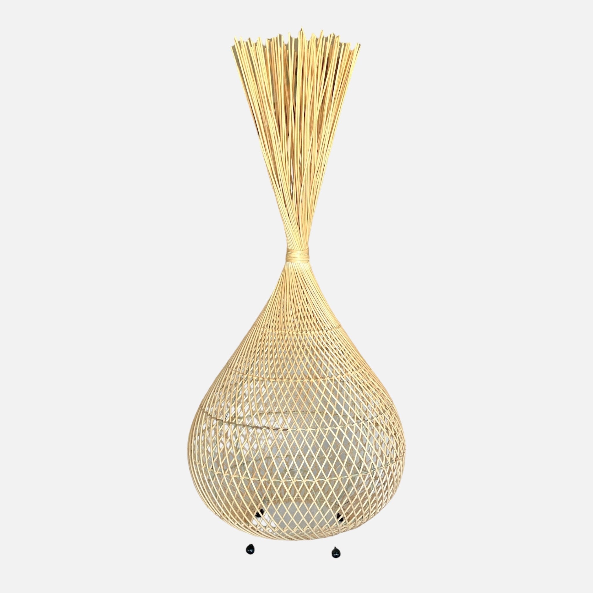 Candeeiro de pé em Rattan Maubara