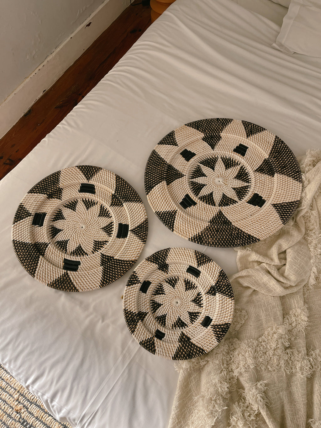 Lombok Black and White Wall Plate