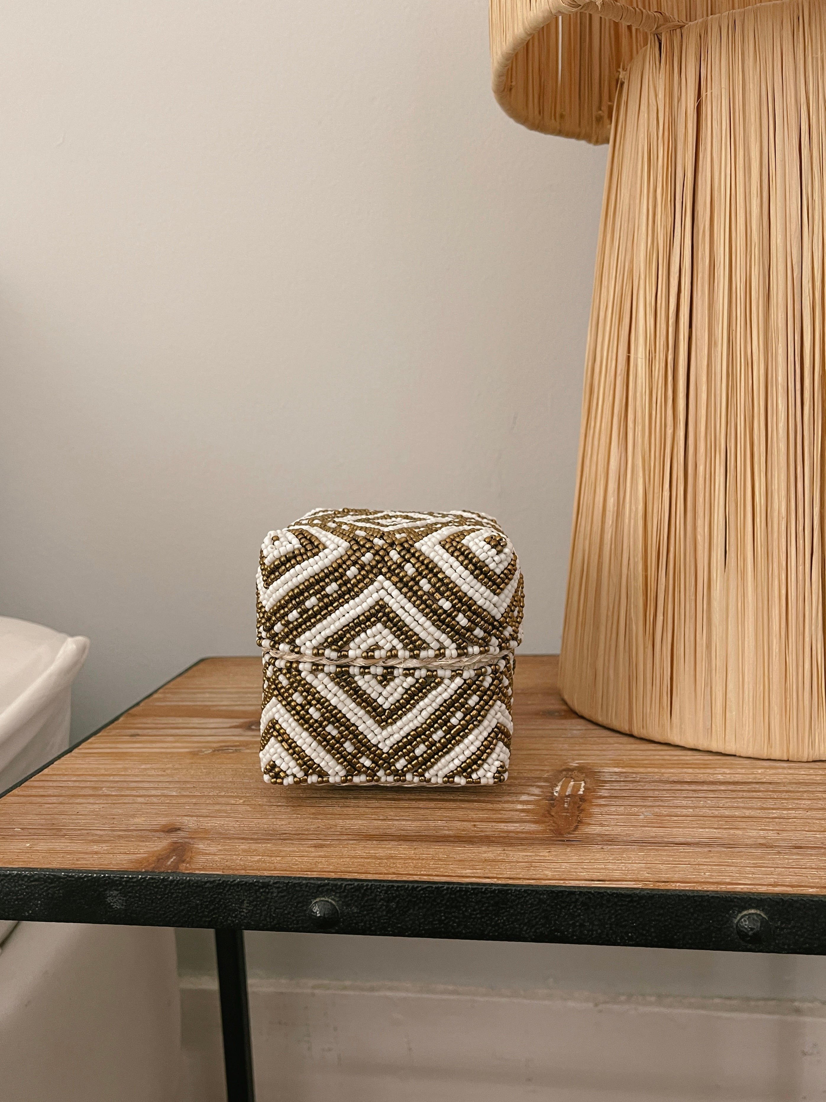 Caixa de Missangas Melasti - Branca e Dourada